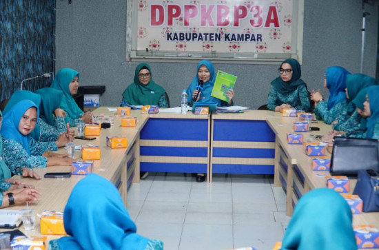 Ricana Hambali Lakukan Rapat Kerja Khusus Bersama Ketua TP PKK Kecamatan Se Kabupaten Kampar. 