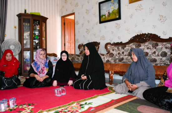 Pj. Ketua TP PKK Kab. Kampar Lakukan Takziah Ke Rumah Duka Almarhumah Hj. Sri Widiati. 