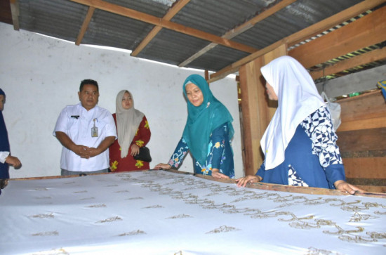 Ketua Dekranasda Kabupaten Kampar Kunjungi Pengrajin Kayu Aqila dan Rumah Batik Balisa Salo.