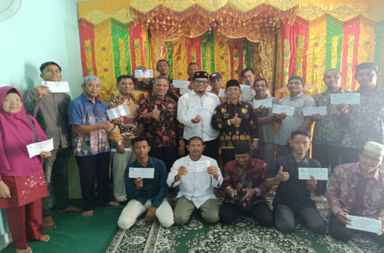 Ketua Baznas Kabupaten Kampar Salurkan Zakat untuk Marbot Masjid Se Kabupaten Kampar