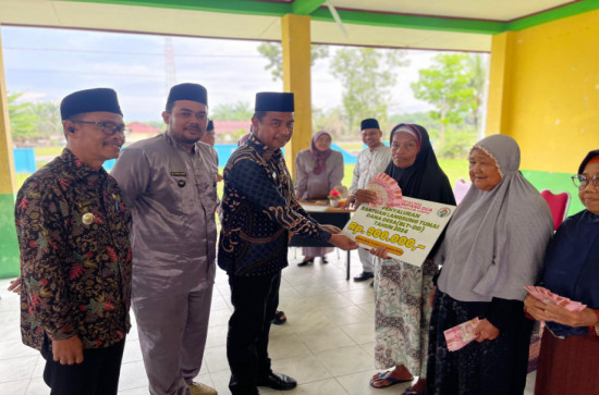 Langsung Serahkan Penyaluran BLT DD, Pj Sekda Kampar Komit Akan Selalu Mendorong Perekonomian Masyarakat Bisa Meningkat.