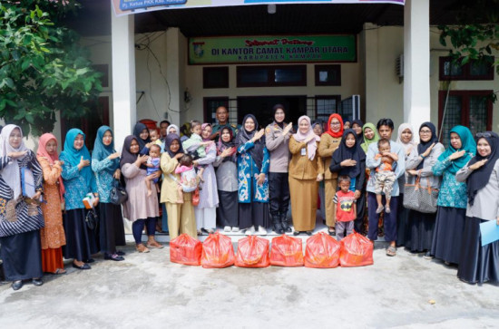 Bagikan Paket Bansos Untuk Pemenuhan Gizi Penderita Stunting Di Kec. Kampar Utara, Ketua LK2S Kab Kampar : Menjaga Pemenuhan Gizi Yang Seimbang Pada Balita Dapat Menekan Angka Stunting. 