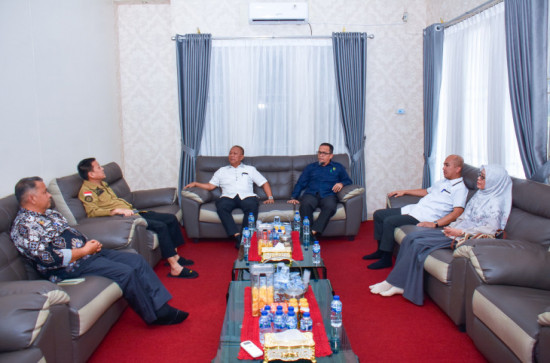 KKN Tematik, Rektor UIR Langsung antar ke Pj Bupati Kampar. 