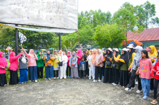 Wakili Pj. Bupati Kampar Kepala Bapenda Kab. Kampar Dan Pj. Ketua TP PKK Kab. Kampar Lepas Gerak Jalan Sehat Berhadiah Dalam Rangka Hari Ibu Ke-96 Tahun 2024. 