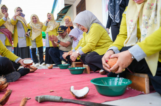 Berlangsung Meriah, Penjabat Sekda Kampar Hadiri Perayaan Hari Ibu di Desa Lipatkain Utara. 
