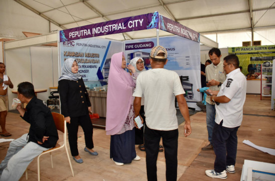 Sehari Jelang Pembukaan Kampar Expo 2024, Ricana Djayanti Hambali Hambali Tinjau Persiapan Stand. 