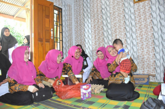Komit Dukung Pemerintah Kabupaten Kampar Zero Stunting, Ketua DPC PP PAUD Kampar Ricana Djayanti Hambali Kunjungi Dan Serahkan Nutrisi khusus Anak Stunting.