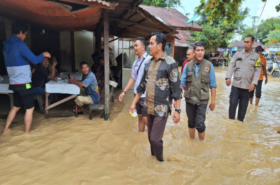Mewakili Pj Bupati Kampar, Camat Kampar Dedi Herman Tinjau Lokasi Banjir Di Desa Penyasawan. 