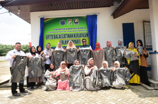 Selalu Tingkatkan Keterampilan dan Tumbuh Kembang Perekonomian, Ketua Dekranasda Kampar  Tinjau Pelatihan Menjahit, Membordir dan TIK.