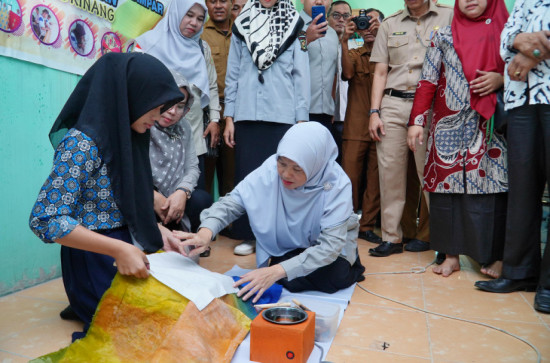 Ketua LK2S Kampar Ricana Hambali Membuka Latihan Membatik di SLBN Bangkinang.