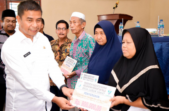 Langsung Serahkan Bantuan BLT DD Di Desa, Pj Sekda Kampar Komitmen Dorong Ekonomi Lokal Untuk Meningkatkan Kesejahteraan Masyarakat.