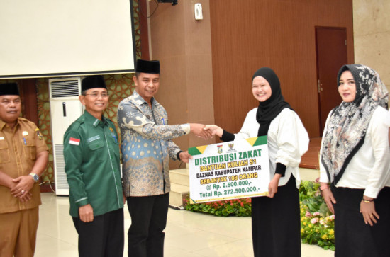 Pj Sekda Kampar Serahkan Distribusi Zakat Baznas Program Kampar Cerdas Bantuan Kuliah S1, S2 dan S3 Kuliah Luar Negeri.