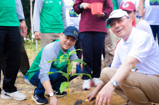 Tanam durian dan 1000 Pohon pada Peringati Hari Lingkungan Hidup Sedunia.Pj Bupati Kampar : “Selamatkan dan Jaga Alam Untuk Generasi kita dan Generasi Mendatang.”