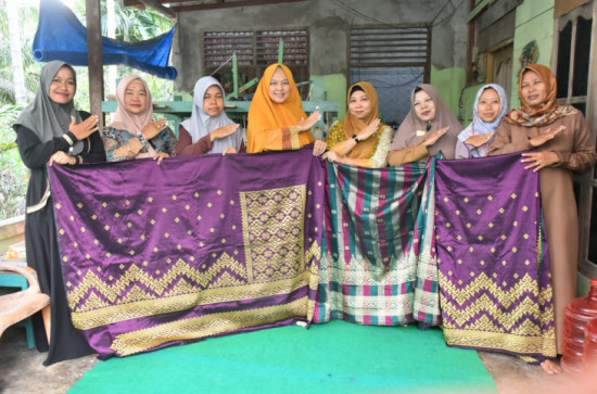 Ketua Umum Dekranasda Kab. Kampar Lakukan Pembinaan Kepada Pengrajin Tenun Songket Kampar.