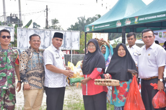 Pemkab Kampar Buka Gerakan Pangan Murah Di Desa Sari Galuh.