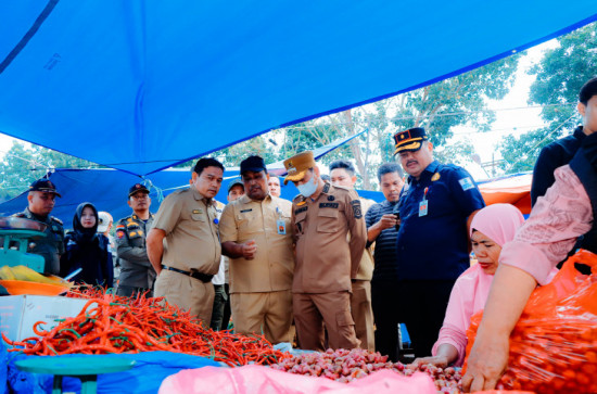 Pastikan Ketersediaan Bahan Pokok,  Pj Bupati Kampar Sidak Pasar Inpres Bangkinang.