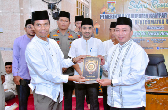 Tim I Safari Ramadhan Pemkab Kampar Ke Mesjid Al Ittihad Desa Kuok, Pesan Pj Bupati Kampar : “Ajak Masyarakat Tetap Menjaga Ukhwah Islamiah Antar Sesama.”