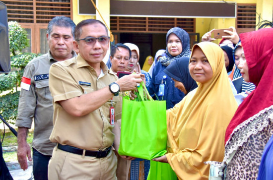 Asisten III Setda Kampar Bersama Pemprov Riau Launching Gerakan Pangan Murah Di Desa Karya Indah.