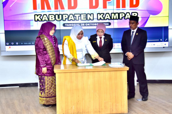 Pj Sekda Kampar Saksikan Serah Terima Jabatan IKKD DPRD Kabupaten Kampar Periode 2019-2024 ke Periode 2024-2029.