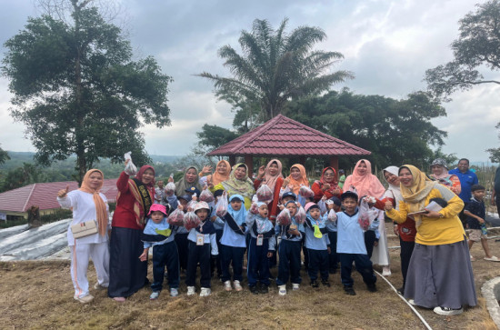 Bersama Anak TK Pertiwi, Bunda PAUD Kabupaten Kampar Kunjungi Kebun Cabe Agrowisata Stanum Bangkinang. 