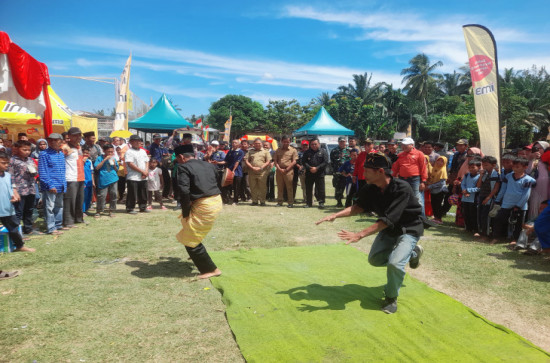 Kadis Pariwisata dan Kebudayaan Kampar Zamhur Hadiri Kegiatan Tradisi Ma'aghak Suwek di Desa Pulau Birandang