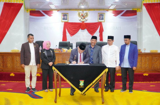 Pj Bupati Kampar Hambali Apresiasi DPRD Kampar Saat Hadiri Langsung Paripurna Penetapan Propemperda dan Renja DPRD Tahun 2025 Serta Penyampaian Laporan Banggar APBD 2025. 