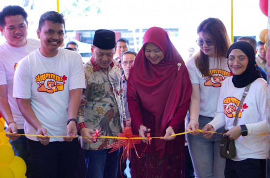 Grand Opening, Pj Bupati Kampar dan Pj Ketua PKK Kampar Resmikan Outlet Es Krim Momoyo Bangkinang, Dorong Pertumbuhan Ekonomi Lokal