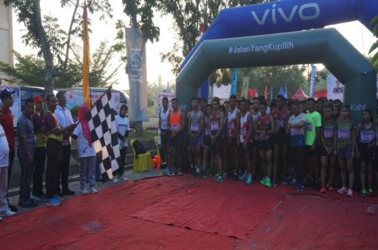 Sekretaris Disdikpora Kampar M. Saleh Lepas Ratusan Peserta Lomba Lari Meraton Ivent Fun Run 5K Trail Universitas Pahlawan dan ISORI Kampar