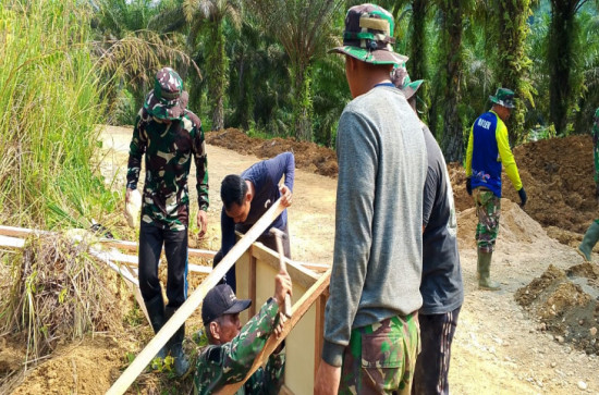 *Hari ini Anggota Satgas TMMD ke 121 Selesai 2 Lining Gorong gorong*