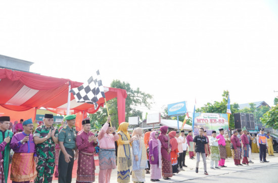 Pj. Sekda Kampar Lepas Pawai Ta’aruf Dan Lantik Dewan Hakim MTQ Ke-53 Kabupaten Kampar, Yusri : “MTQ Merupakan Sarana Bagi Kafilah Untuk Meningkatkan Prestasi”