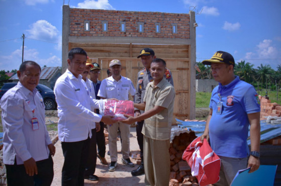 Cepat Tanggap Bencana, Pj Sekda Kampar Salurkan Bantuan Bencana Angin Puting Beliung di Kecamatan Kuok.