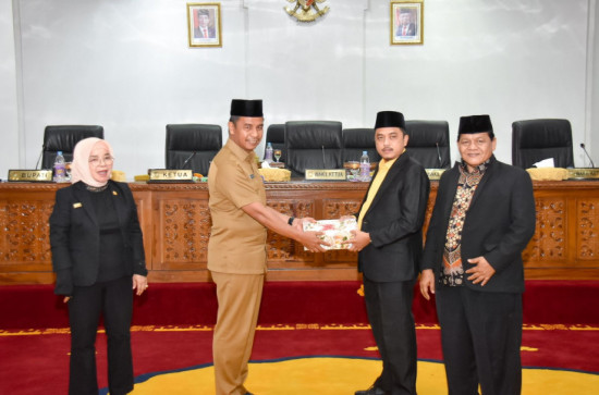 Pemkab Kampar Serahkan KUA PPAS APBD P 2024 ke DPRD Kampar. 