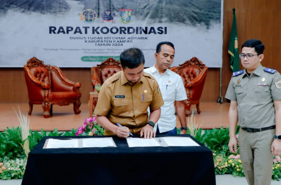 Pj Sekda Kampar Ahmad Yuzar Wakili Pj. Bupati Kampar Buka Rakor GTRA Kabupaten Kampar 2024. 