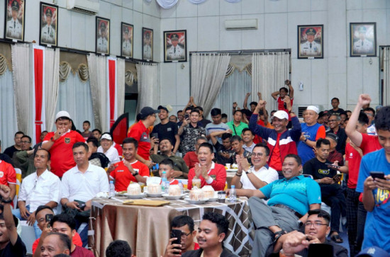 Pj Bupati  Kampar Nobar Semi Final Piala Asia U-23, Indonesia Melawan Uzbekistan Bersama Masyarakat Di Halaman dan Aula Rumah Dinas Bupati Kampar.