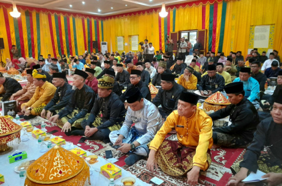 Pj Bupati Kampar Hadiri Penganugerahan Tuan Akmal Abas atas Gelar Datuok Seri Lela Setia Junjungan 