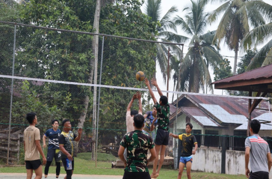 *Jalin Kebersamaan Bersama Pemuda Dan Masyarakat, Satgas TMMD Gelar Latihan Bola Voli Bersama*