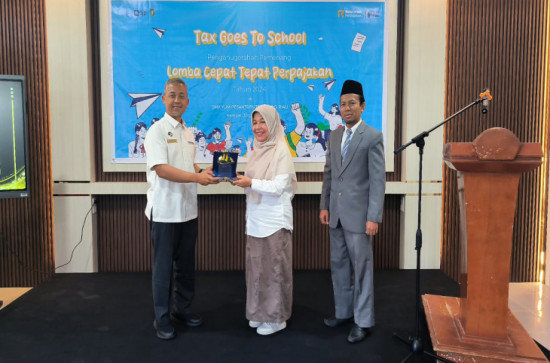Ka.Bappenda Kab.Kampar Ir.Kholidah Berikan Penghargaan Pada Pemenang Lomba Cepat Tepat Perpajakan. 