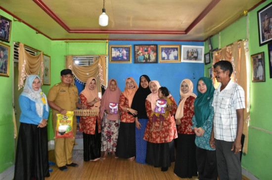 Lakukan Intervensi Stunting, Plt Ketua DWP Kampar Langsung Antar Asupan Tambahan Makanan Bergizi ke Rumah Anak Stunting di Kecamatan Kampa