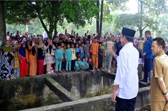 Masyarakat Sambut Kedatangan Presiden Jokowi dengan Suka Cita. 
