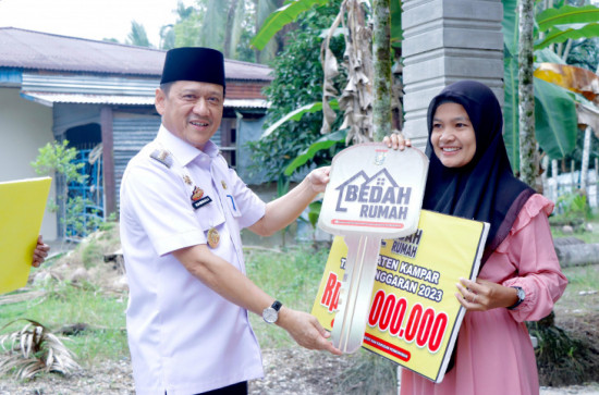 Pj. Bupati Kampar Serahkan Bantuan Bedah Rumah Kepada Masyarakat Penerima Manfaat Desa Salo Timur. 