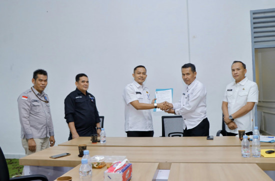 Pj Bupati Kampar Tunjuk Irwan Muhammad sebagai Plt Kadiskominfo dan Persandian Kabupaten Kampar , Arizon SE Lakukan Sertijab. 