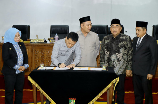 Pj Bupati Kampar Hambali Tandatangani dan Sampaikan Pidato KUA PPAS  APBD Perubahan tahun 2024. 