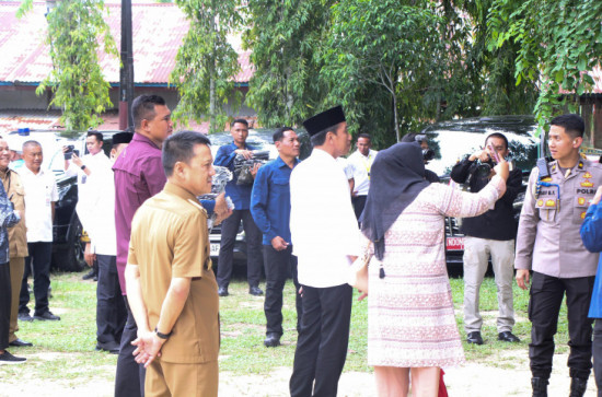 Jokowi Sapa Masyarakat Sambil Bagi-Bagi Sembako, Sholat Jum'at Berjamaah Dan Makan Siang Bersama