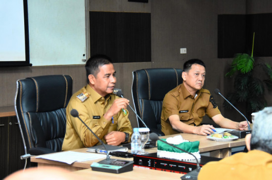 Pimpin Rapat Penanganan Situasi dan Kondisi, Bupati Kampar H. Ahmad Yuzar tegaskan seluruh Kepala OPD, Camat Untuk Selalu Melayani Masyarakat Dengan Tulus, Ikhlas dan Humanis.
