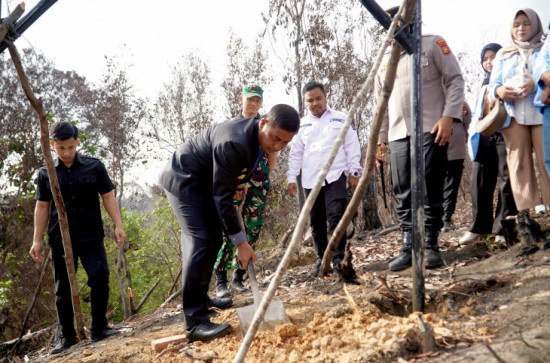 Pasang Plang Sosialisasi Cegah Karhutla, Bupati Kampar Ahmad Yuzar Tegaskan: Jangan Merambah dan Jangan Bakar Hutan