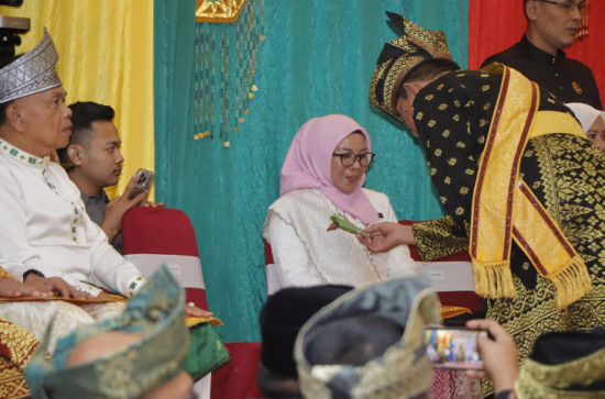 Wakil Bupati Kampar Ikuti Upacara Adat Majelis Tepuk Tepung Tawar di Gedung LAM Riau