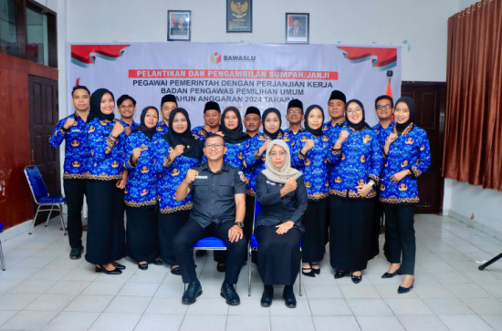 12 orang PPPK Bawaslu Kampar Resmi Dilantik, Ketua Bawaslu Kampar Berharap Kinerja Pengawasan Pemilu dan Pilkada Mendatang Dapat Semakin Maksimal Dan Profesional.