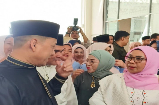 Sekda Kampar Hambali Sambut Kedatangan Wakil Bupati Kampar di Bandara Sultan Syarif Kasim II Pekanbaru