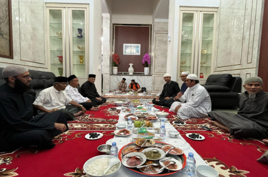 Buka Puasa Pertama, Sekda Kampar Hambali Undang Imam Mesir Syaikh M Ali Ibrahim di Rumah Dinas. 