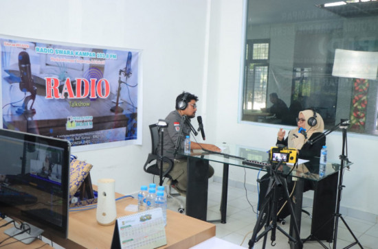Berikan Edukasi lewat Talkshow, Wakil Bupati Kampar Dr. Hj. Misharti Sampaikan Bahaya AIDS dan Pencegahan Penyebaran HIV di Radio Suara Kampar 103.8 FM 